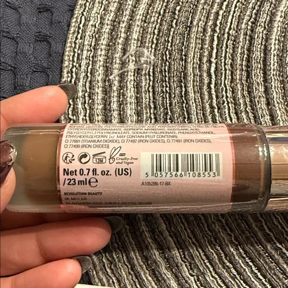 10/$25 Revolution Conceal & Hydrate Radiance Foundation - Medium f14 - Picture 3 of 3